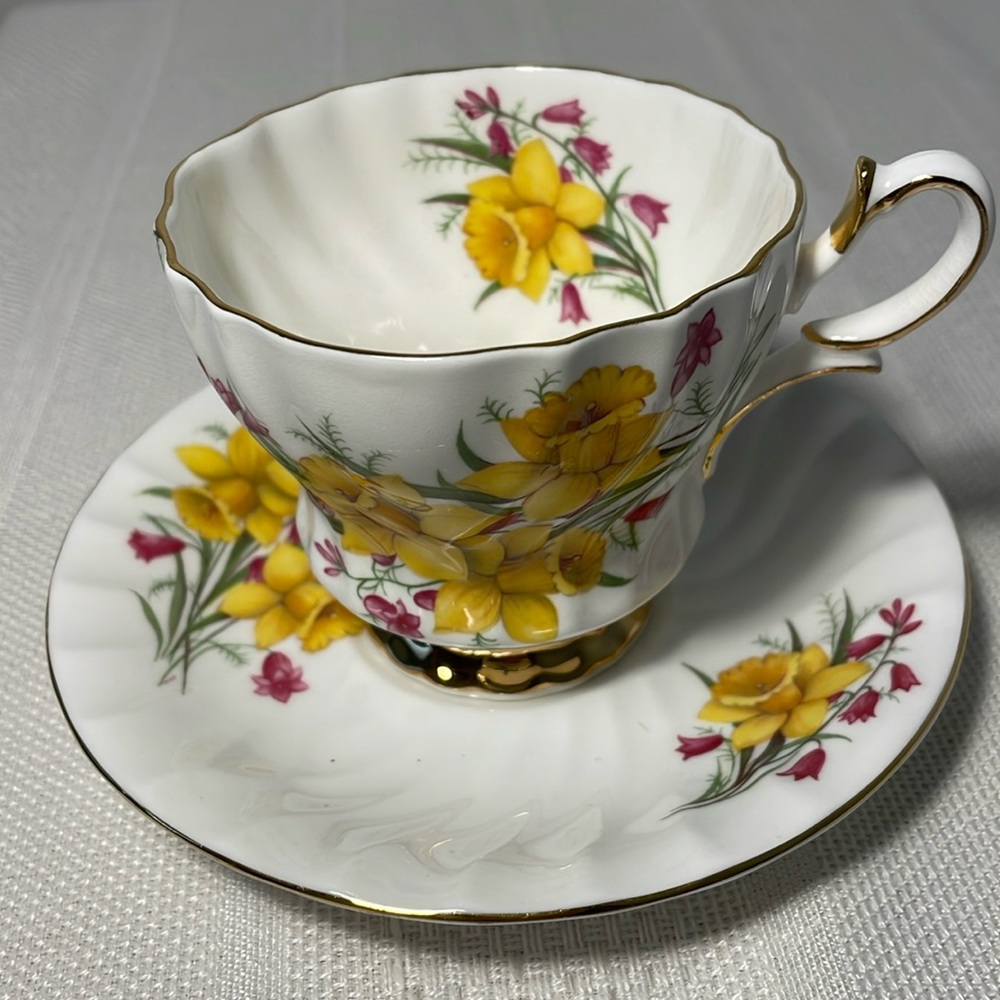 Queen Anne bone chine vintage tea cup and saucer